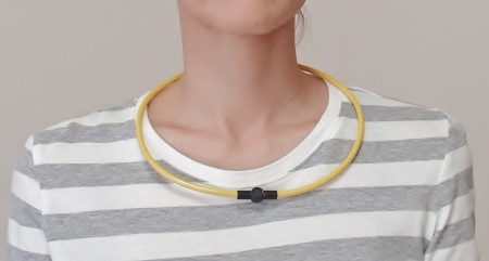 特許健康ネックレス 塩化ビニール製 脱着器付 装着例（黄）Mサイズ